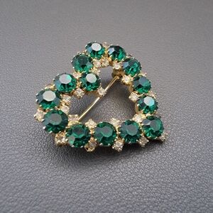 Vintage Emerald Green Rhinestone Heart Brooch – Classic Gold-Tone Sparkle